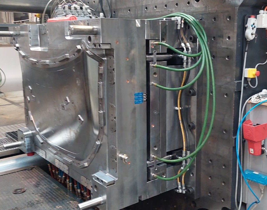 Prototypenwerkzeug für die Motorhaube mit Solarmodul an der Maschine