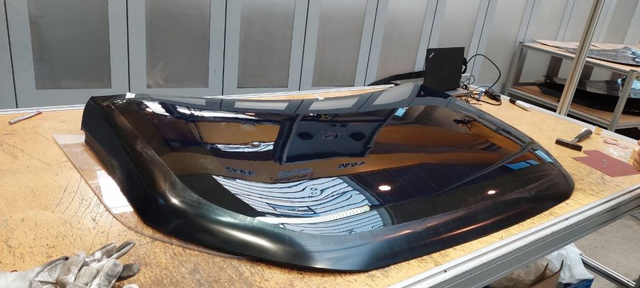 Motorhaube mit integriertem Solarmodul als Prototyp